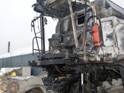 Spłonął kombajn, ciężarówki i naczepy. Straty na 1,5 miliona złotych