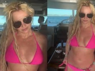 U Britney Spears bez zmian: stroi miny i wywija na jachcie w różowym bikini (ZDJĘCIA)