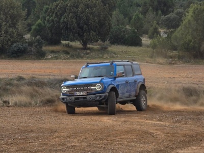 Kultowa terenówka Forda w przecenie. Czym różnią się wersje Bronco: Outer Banks i Badlands?