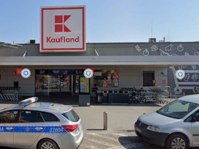 Dramat na parkingu przed Kauflandem. Mężczyzna nagle upadł na ziemię