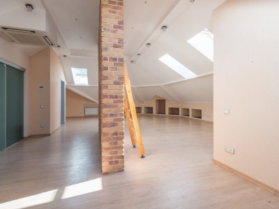 Kupiła mieszkanie na strychu. Później okazało się, że właściwie nie powinna tam mieszkać