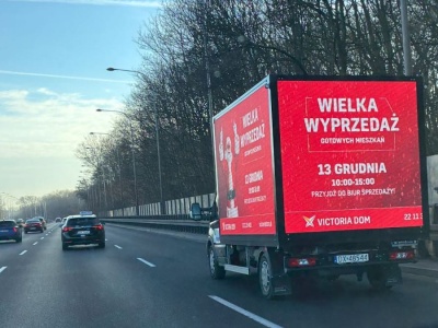 Okleili ekranami ciężarówkę i jeżdżą po mieście, puszczając reklamy. Halo, policja