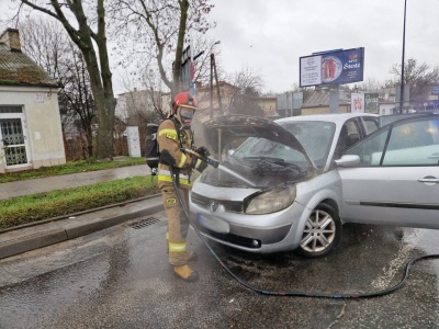 Lublin: Pojazd osobowy zapalił się na al. Spółdzielczości Pracy. Są duże utrudnienia w ruchu