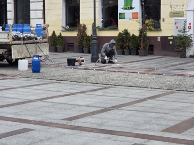 Tarnowski Rynek mniej śliski. Tysiąc stopni ma rozwiązać problem z czerwonymi płytkami