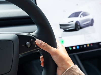 Świąteczny prezent od Tesli: duża aktualizacja, nowe funkcje. Nie każda ma sens