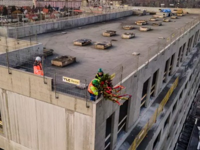Nowy hotel w Gdańsku. Na budowie właśnie zawisła wiecha