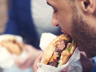 Ile burgerów można zjeść bez ryzyka dla zdrowia? Dietetyczka nie ma złudzeń