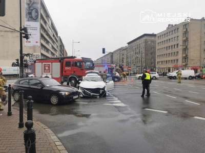 Kolizja na Grójeckiej. Skręt w lewo zakończył się zderzeniem dwóch aut