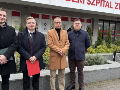 Działacze Konfederacji przed szpitalem w Koninie: „System zbankrutował