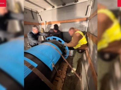 Ciężarówka przewoziła szpulę z kablem. Policjanci zwietrzyli podstęp. Szok, co odkryli w środku