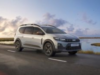 Odświeżona Dacia Jogger wjeżdża do salonów. Jest LPG, jest i hybryda