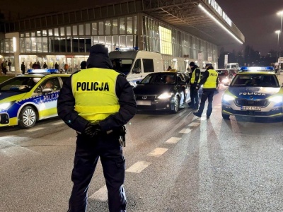 Kierowcy przewozu w kajdanki. Patologia w branży taxi w Warszawie. Przejazdy podwyższonego ryzyka