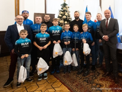 Prezydent Rzeszowa Konrad Fijołek zaprosił młodych bohaterów z Rzeszowskiej Akademii Kolarskiej