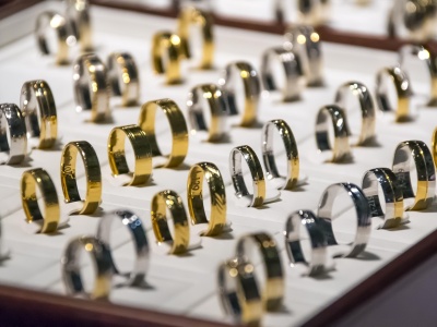 Włamał się dwa razy do tego samego jubilera na Błoniu. Za każdym razem kradł obrączki