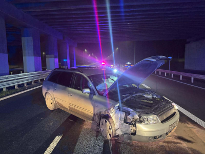 29-latek uciekał przed policją. Auto traciło części, kierowca pędził dalej. Twierdził, że „chciał się pobawić”