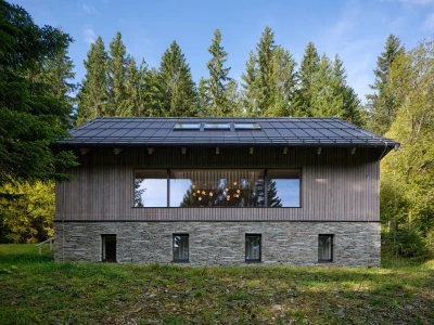 Wygląda jak tradycyjna chata, ale w środku… totalne zaskoczenie