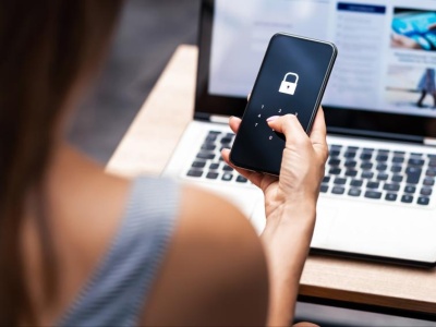 AI napędza cyberprzestępców: kampanie scamowe uderzają w największe polskie firmy