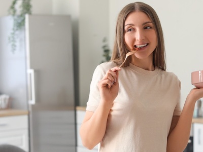 Wystarczy łyżeczka by wesprzeć brzuch. Zapomniany produkt działa lepiej niż tabletki