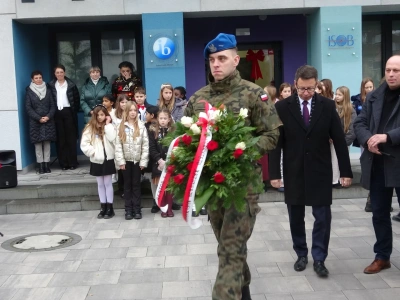 Tablica przed szkołą upamiętnia pierwszego polskiego żołnierza w NATO. Przez lata był wyklęty