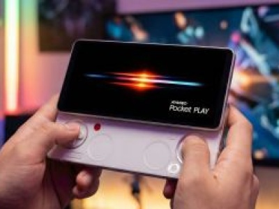 Ten smartfon ma wbudowany kontroler do gier. Ayaneo Pocket Play na zdjęciach