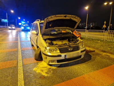 Przed przejściem dla pieszych wjechał w renaulta. Uciekł pieszo porzucając samochód