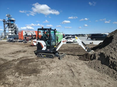 Nowa najmniejsza kabinowa koparka Bobcata – E16 R2. Jak się nią pracuje?