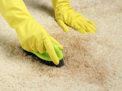 Nie musisz prać dywanów. Obsyp je tym, a na święta będą jak nowe