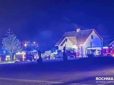 Pożar domu w Łapanowie. Poszkodowana kobieta zabrana do szpitala
