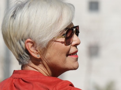 To najlepsze fryzury dla 50-latki. Nie musisz ścinać na krótko. Te cięcia robią furorę