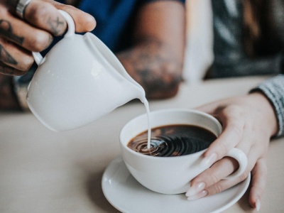 Sprzedaż mleka laboratoryjnego już ruszyła. Mleko nie od krowy w gastronomii i marketach