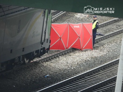 Tragedia na Woli. Kobieta wtargnęła na tory, nie żyje