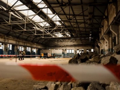 Zaglądamy do opuszczonej hali przy Kolejowej. Niedługo powstanie tu galeria sztuki