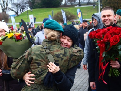 Nie brakowało wzruszeń oraz łez szczęścia. Ponad 500 żołnierzy DZSW złożyło przysięgę