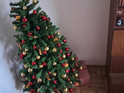 Choinka wygląda jak karzeł? Prosty trik optycznie ją powiększa, w domu znów czuć magię świąt