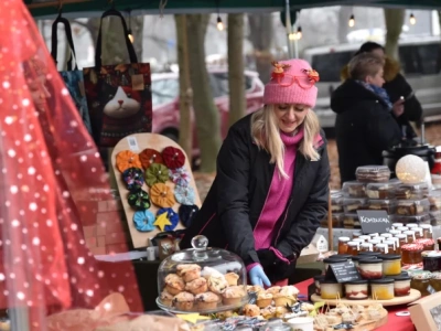 Jarmark Bożonarodzeniowy ma konkurencję. Herbatę dają tu za darmo, a pajda chleba kosztuje dwa razy mniej