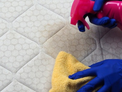 Jak samemu wyczyścić materac? Tak usuniesz nawet najpaskudniejsze żółte plamy