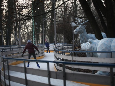 To jedyne takie lodowisko w Polsce. Jest największe pod chmurką i oferuje przejazd alejką