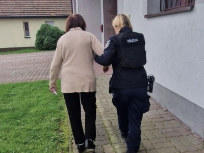 Zdezorientowana seniorka błąkała się w pobliżu przedszkola. Policjanci pomogli jej wrócić do rodziny