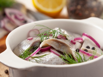 Wigilijne śledzie po grecku. Znikną ze stołu szybciej niż karp