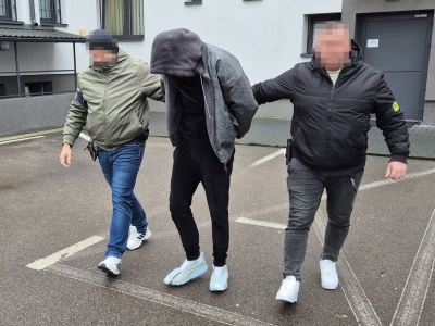 Zdradziło go nerwowe zachowanie. 20-latek wpadł przez spaloną żarówkę w aucie