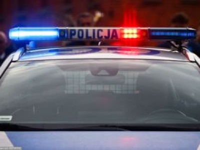 7-latek uruchomił auto, potrącił młodszą siostrę. Dziecko w szpitalu