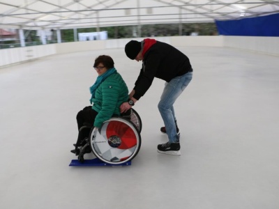 Zimowa rekreacja bez barier. Na Ursynowie dostępne sanki dla użytkowników wózków