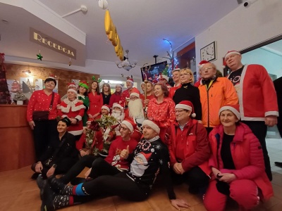 Ponad 30 Mikołajów przyjechało na rowerach do Domu Pomocy Społecznej w Bydgoszczy