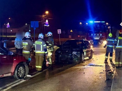 Czołowe zderzenie dwóch aut. Dwie osoby ranne. Droga zablokowana