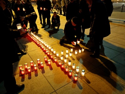 Krzyż ze zniczy powstał na placu Litewskim. To upamiętnienie ofiar stanu wojennego