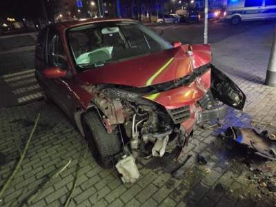 Pozbawione kontroli auto wypadło z jezdni. Staranowało drzewo, uderzyło w ścianę sklepu Stokrotka
