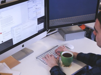 Nie sprawdzają wieku i oferują 18 tys. zł. Praca w publicznym sektorze, warunki jak z top firmy