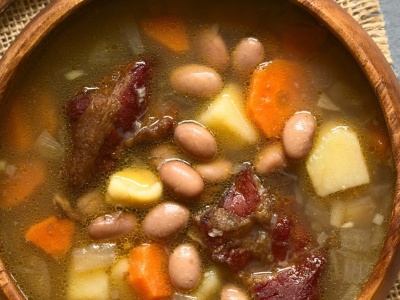 Sycąca i rozgrzewająca zupa fasolowa z wędzoną śliwką. Przepis Karoliny Stolarskiej-Bigos to grudniowy hit