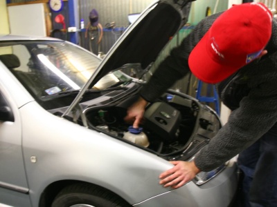 Nagły zgrzyt spod maski? Kierowcy ignorują sygnał, a potem trzeba zabulić jak za zboże