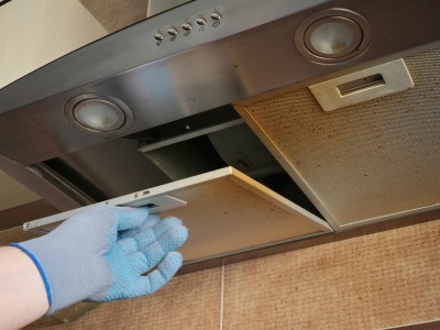 Ciocia zdradziła mi, czym czyści okap kuchenny. Od lat nie używa octu